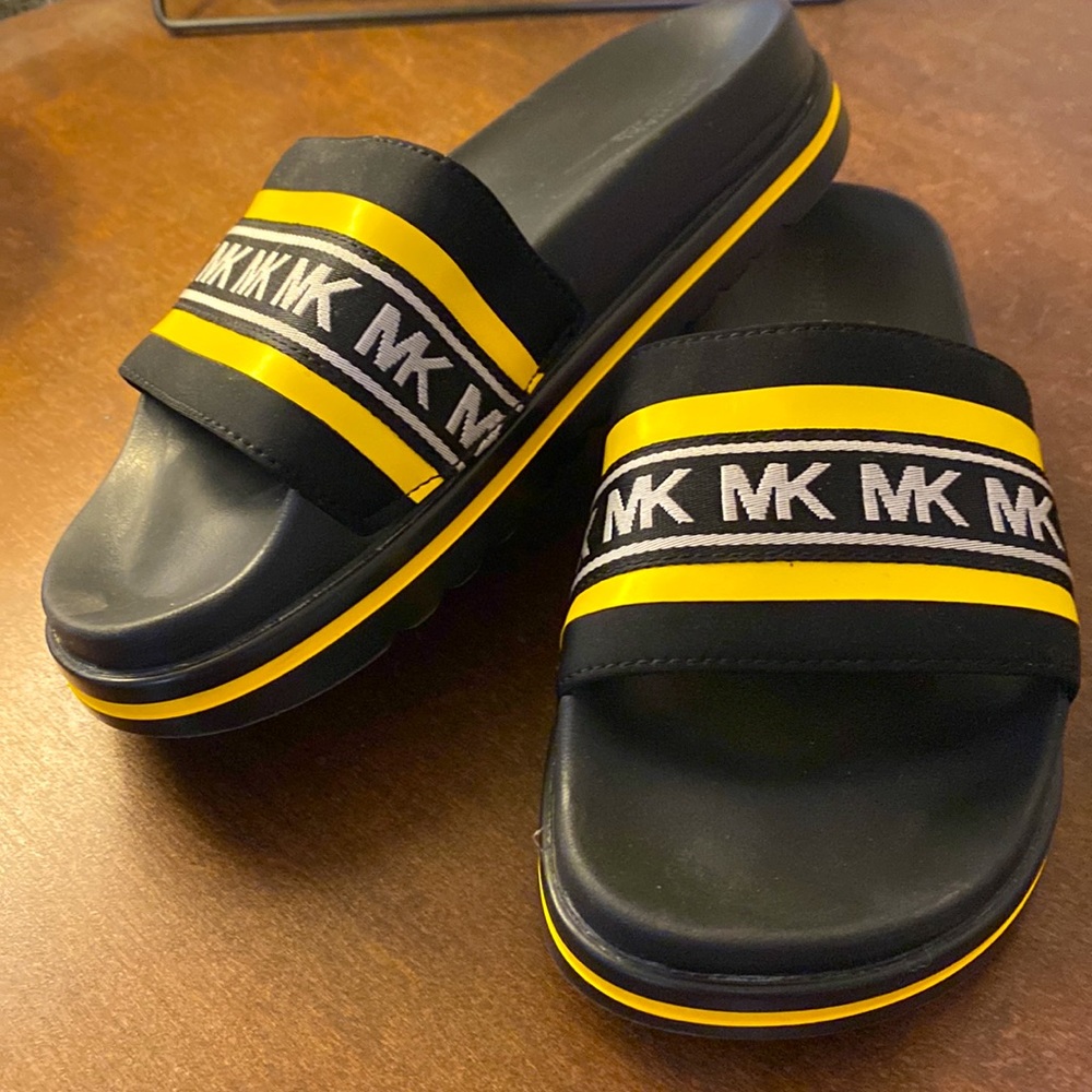 MICHAEL KORS..Size 8